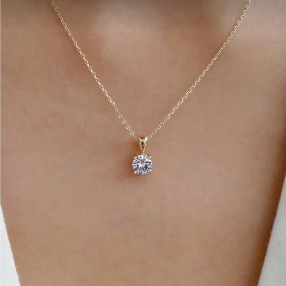 Jewelry - ⚠️Clearance Elegant Gold Necklace with Silver Pendant